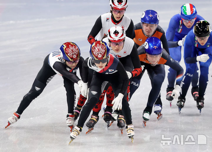 [밀라노=뉴시스] 박주성 기자 = 18일(현지 시간) 이탈리아 밀라노 아이스 스케이팅 아레나 경기장에서 열린 2026 밀라노·코르티나담페초 동계올림픽 쇼트트랙 여자 3000m 계주 결승에서 최민정이 김길리를 밀어주고 있다. 2026.02.19. park7691@newsis.com