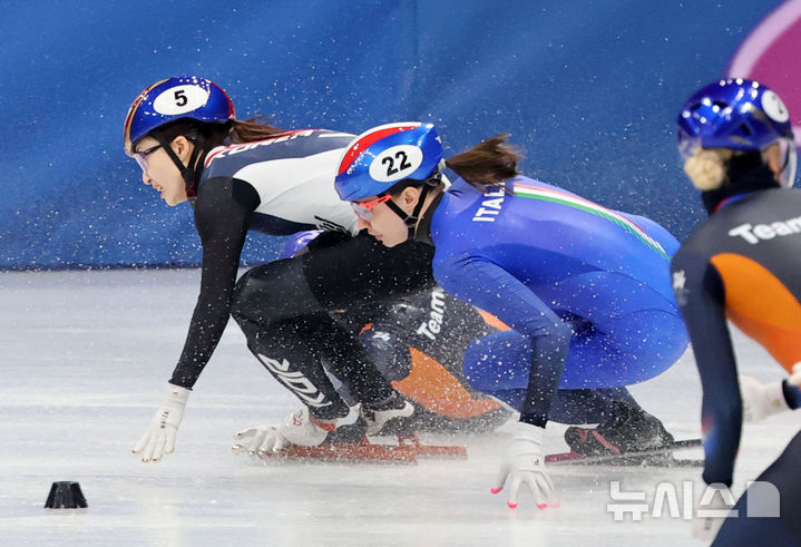 [밀라노=뉴시스] 박주성 기자 = 18일(현지 시간) 이탈리아 밀라노 아이스 스케이팅 아레나 경기장에서 열린 2026 밀라노·코르티나담페초 동계올림픽 쇼트트랙 여자 3000m 계주 결승에서 최민정이 역주하고 있다. 2026.02.19. park7691@newsis.com