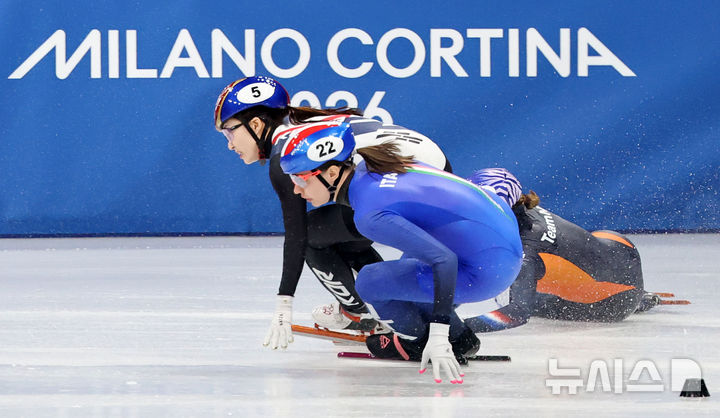 [밀라노=뉴시스] 박주성 기자 = 18일(현지 시간) 이탈리아 밀라노 아이스 스케이팅 아레나 경기장에서 열린 2026 밀라노·코르티나담페초 동계올림픽 쇼트트랙 여자 3000m 계주 결승에서 최민정이 역주하고 있다. 2026.02.19. park7691@newsis.com