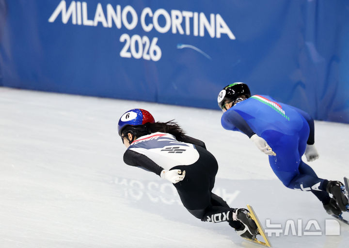 [밀라노=뉴시스] 박주성 기자 = 18일(현지 시간) 이탈리아 밀라노 아이스 스케이팅 아레나 경기장에서 열린 2026 밀라노·코르티나담페초 동계올림픽 쇼트트랙 여자 3000m 계주 결승에서 김길리가 역주하고 있다. 2026.02.19. park7691@newsis.com