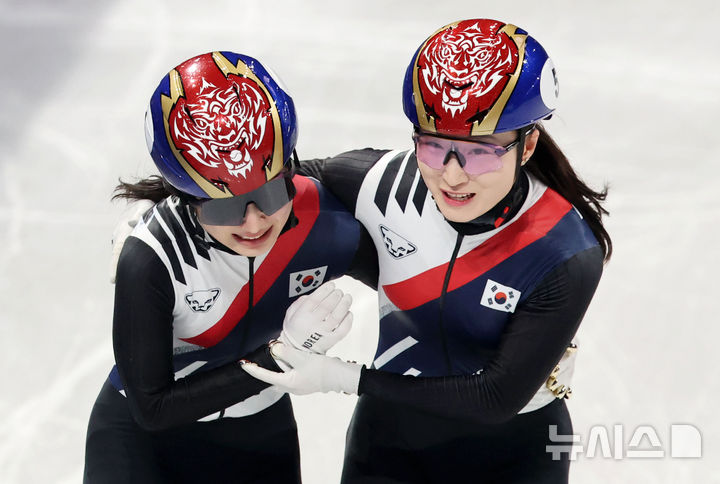 [밀라노=뉴시스] 박주성 기자 = 18일(현지 시간) 이탈리아 밀라노 아이스 스케이팅 아레나 경기장에서 열린 2026 밀라노·코르티나담페초 동계올림픽 쇼트트랙 여자 3000m 계주 결승에서 최민정과 김길리가 금메달을 획득하자 기뻐하고 있다. 2026.02.19. park7691@newsis.com