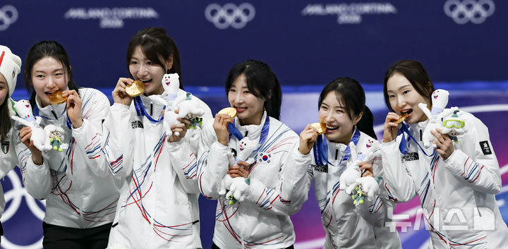 [밀라노=뉴시스] 김근수 기자 = 여자 쇼트트랙 대표팀이 18일(현지 시간) 이탈리아 밀라노 아이스스케이팅 아레나에서 열린 2026 밀라노·코르티나 담페초 동계올림픽 여자 쇼트트랙 3000m 계주 시상식에서 금메달을 받고 기뻐하고 있다. 2026.02.19. ks@newsis.com