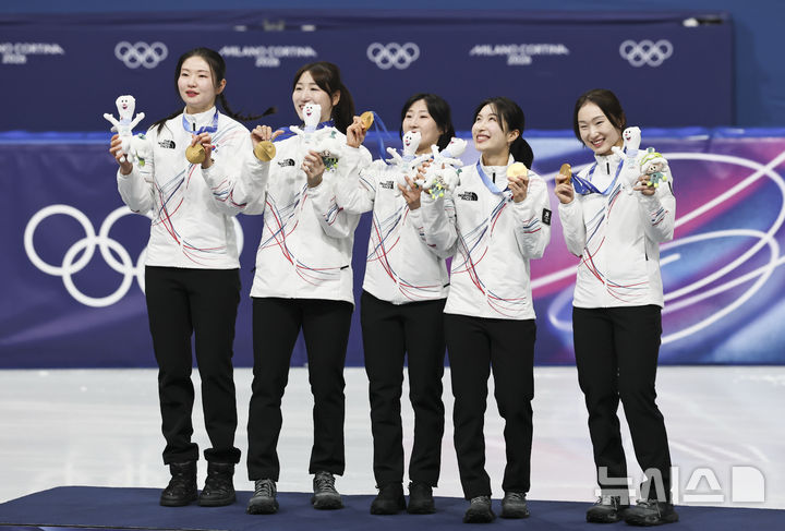 [밀라노=뉴시스] 김근수 기자 = 여자 쇼트트랙 대표팀이 18일(현지 시간) 이탈리아 밀라노 아이스스케이팅 아레나에서 열린 2026 밀라노·코르티나 담페초 동계올림픽 여자 쇼트트랙 3000m 계주 시상식에서 기뻐하고 있다. 2026.02.19. ks@newsis.com