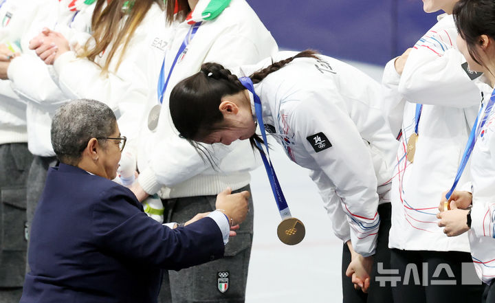 [밀라노=뉴시스] 박주성 기자 = 18일(현지 시간) 이탈리아 밀라노 아이스 스케이팅 아레나 경기장에서 열린 2026 밀라노·코르티나담페초 동계올림픽 쇼트트랙 여자 3000m 계주 시상식에서 심석희가 금메달을 목에 걸고 있다. 2026.02.19. park7691@newsis.com