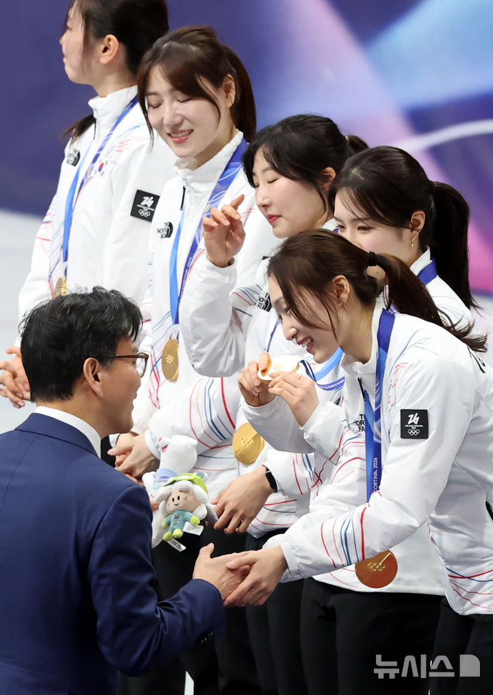 김재열 ISU 회장이 최민정 선수를 축하하는 모습