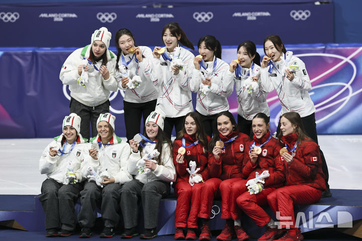 [밀라노=뉴시스] 김근수 기자 = 여자 쇼트트랙 대표팀이 18일(현지 시간) 이탈리아 밀라노 아이스스케이팅 아레나에서 열린 2026 밀라노·코르티나 담페초 동계올림픽 여자 쇼트트랙 3000m 계주 시상식에서 금메달을 받고 기뻐하고 있다. 2026.02.19. ks@newsis.com