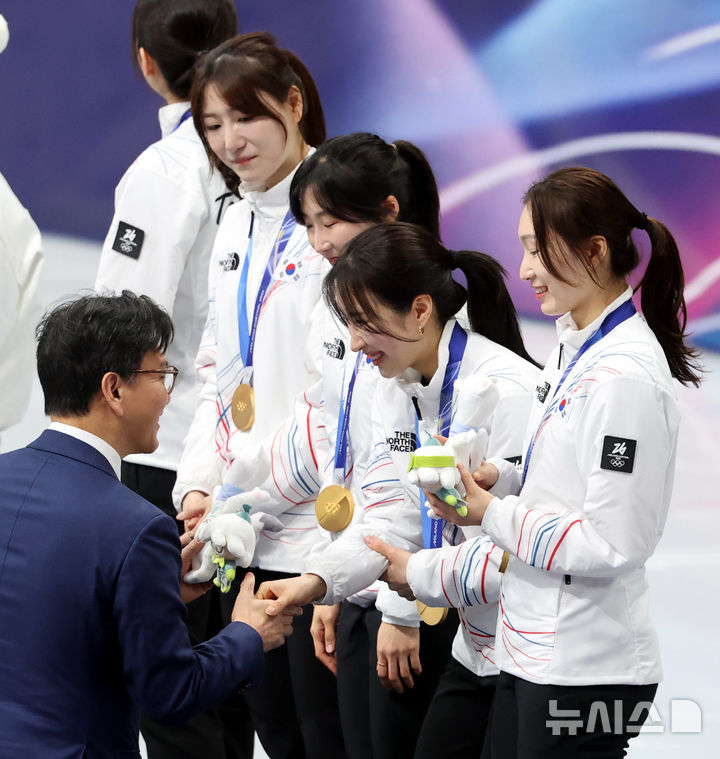 [밀라노=뉴시스] 박주성 기자 = 18일(현지 시간) 이탈리아 밀라노 아이스 스케이팅 아레나 경기장에서 열린 2026 밀라노·코르티나담페초 동계올림픽 쇼트트랙 여자 3000m 계주 시상식에서 김재열 ISU(국제빙상경기연맹) 회장이 김길리에게 마스코트 인형 플로를 전달하며 축하하고 있다. 2026.02.19. park7691@newsis.com