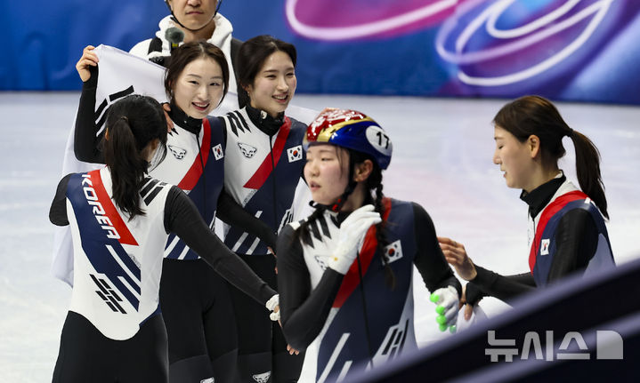 [밀라노=뉴시스] 김근수 기자 = 여자 쇼트트랙 대표팀 선수들이 18일(현지 시간) 이탈리아 밀라노 아이스스케이팅 아레나에서 열린 2026 밀라노·코르티나 담페초 동계올림픽 여자 쇼트트랙 3000m 계주 결승에서 금메달을 차지하자 기뻐하고 있다. 2026.02.19. ks@newsis.com