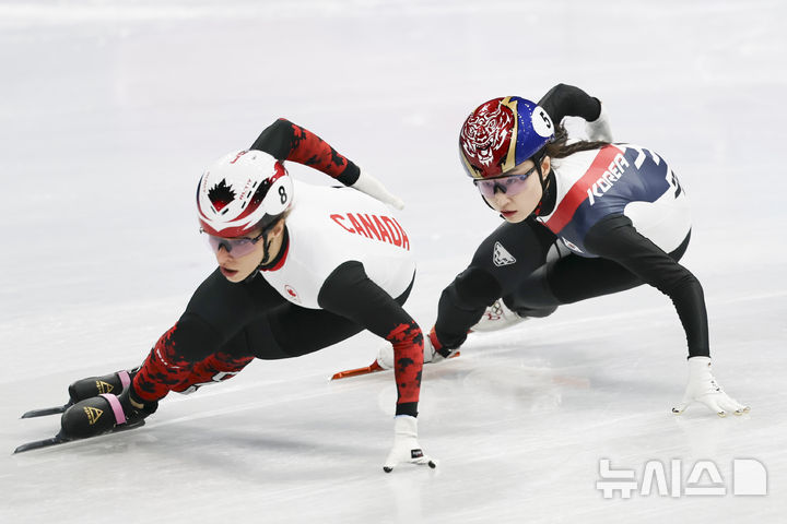 [밀라노=뉴시스] 김근수 기자 = 쇼트트랙 최민정이 18일(현지 시간) 이탈리아 밀라노 아이스스케이팅 아레나에서 열린 2026 밀라노·코르티나 담페초 동계올림픽 여자 쇼트트랙 3000m 계주 결승에서 역주하고 있다. 2026.02.19. ks@newsis.com