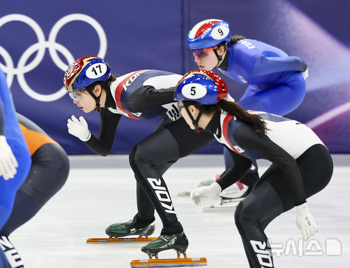 [밀라노=뉴시스] 김근수 기자 = 쇼트트랙 최민정이 18일(현지 시간) 이탈리아 밀라노 아이스스케이팅 아레나에서 열린 2026 밀라노·코르티나 담페초 동계올림픽 여자 쇼트트랙 3000m 계주 결승에서 심석희를 바라보고 있다. 2026.02.19. ks@newsis.com
