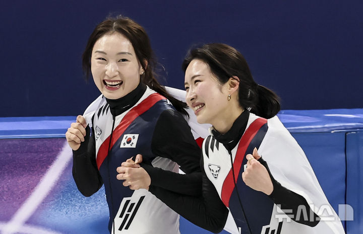 [밀라노=뉴시스] 김근수 기자 = 쇼트트랙 김길리가 18일(현지 시간) 이탈리아 밀라노 아이스스케이팅 아레나에서 열린 2026 밀라노·코르티나 담페초 동계올림픽 여자 쇼트트랙 3000m 계주 결승에서 금메달을 차지하자 최민정과 기뻐하고 있다. 2026.02.19. ks@newsis.com