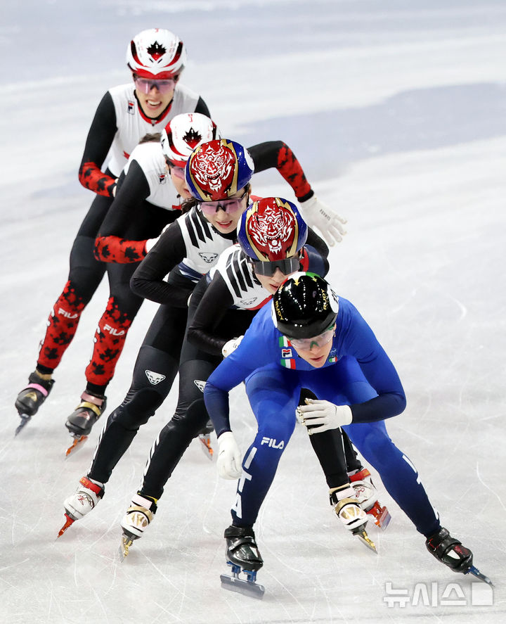 [밀라노=뉴시스] 박주성 기자 = 18일(현지 시간) 이탈리아 밀라노 아이스 스케이팅 아레나 경기장에서 열린 2026 밀라노·코르티나담페초 동계올림픽 쇼트트랙 여자 3000m 계주에서 최민정이 김길리를 밀어주고 있다. 2026.02.19. park7691@newsis.com