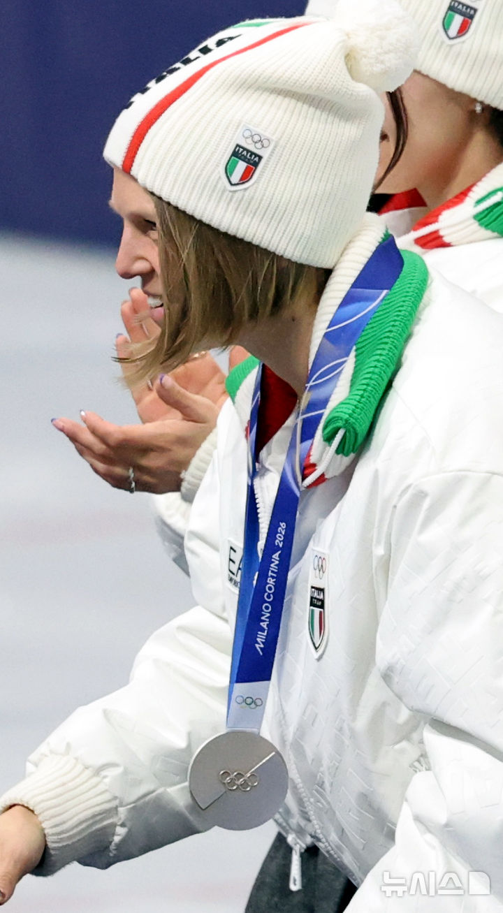 [밀라노=뉴시스] 박주성 기자 = 18일(현지 시간) 이탈리아 밀라노 아이스 스케이팅 아레나 경기장에서 열린 2026 밀라노·코르티나담페초 동계올림픽 쇼트트랙 여자 3000m 계주에서 이탈리아의 아리아나 폰타나가 은메달을 목에 걸고 있다. 2026.02.19. park7691@newsis.com