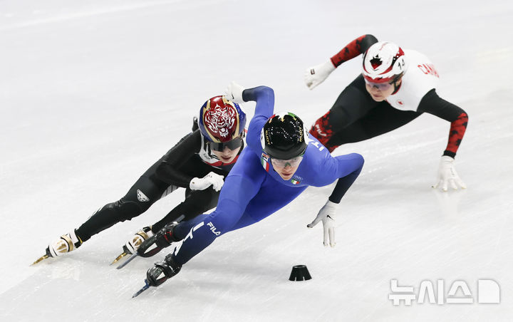 [밀라노=뉴시스] 김근수 기자 = 쇼트트랙 김길리가 18일(현지 시간) 이탈리아 밀라노 아이스스케이팅 아레나에서 열린 2026 밀라노·코르티나 담페초 동계올림픽 여자 쇼트트랙 3000m 계주 결승에서 이탈리아 아리아나 폰타나를 제치고 역전하고 있다. 2026.02.19. ks@newsis.com