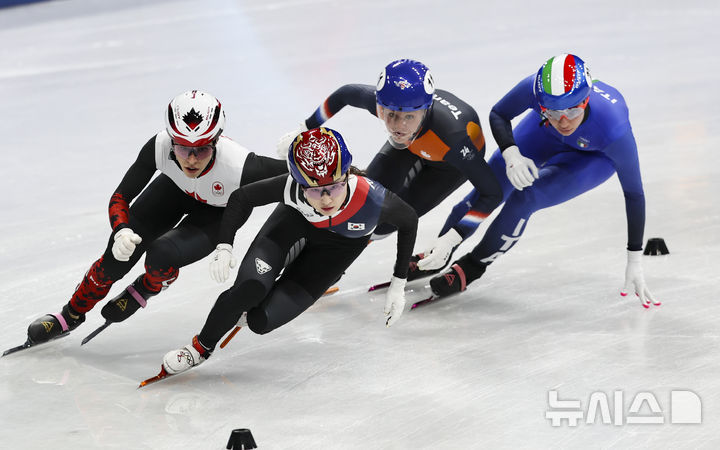 [밀라노=뉴시스] 김근수 기자 = 쇼트트랙 최민정이 18일(현지 시간) 이탈리아 밀라노 아이스스케이팅 아레나에서 열린 2026 밀라노·코르티나 담페초 동계올림픽 여자 쇼트트랙 3000m 계주 결승에서 역주하고 있다. 2026.02.19. ks@newsis.com