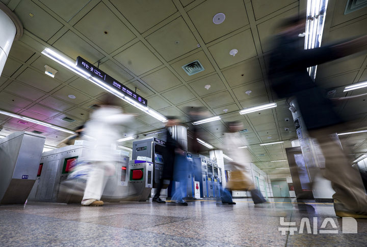 [서울=뉴시스] 정병혁 기자 = 설 연휴가 지난 19일 서울 종로구 광화문역에서 시민들이 이동하고 있다. 2026.02.19. jhope@newsis.com