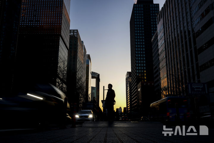 [서울=뉴시스] 정병혁 기자 = 설 연휴가 지난 19일 서울 종로구 광화문네거리에서 시민들이 이동하고 있다. 2026.02.19. jhope@newsis.com