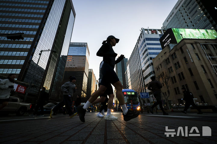 60대가 20대보다 더 번다…임금근로자 62%, 월보수 350만원 안돼(종합)