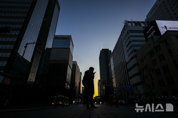 [서울=뉴시스] 정병혁 기자 = 설 연휴가 지난 19일 서울 종로구 광화문네거리에서 시민들이 이동하고 있다. 2026.02.19. jhope@newsis.com