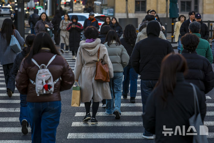 [서울=뉴시스] 정병혁 기자 = 설 연휴가 지난 19일 서울 종로구 광화문네거리에서 시민들이 이동하고 있다. 2026.02.19. jhope@newsis.com