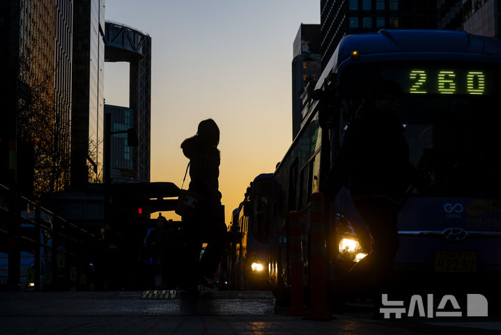 [서울=뉴시스] 정병혁 기자 = 설 연휴가 지난 19일 서울 종로구 광화문네거리에서 시민들이 이동하고 있다. 2026.02.19. jhope@newsis.com