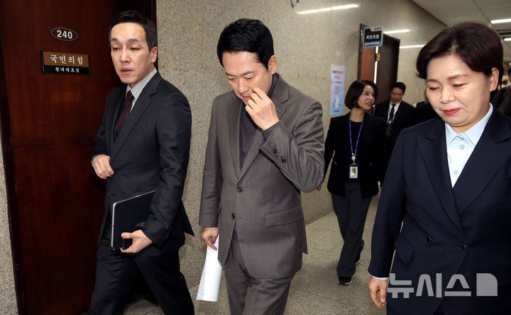 [서울=뉴시스] 조성봉 기자 = 장동혁 국민의힘 대표가 19일 오전 서울 여의도 국회에서 열린 최고위원회의에 참석하고 있다. 왼쪽부터 김민수 최고위원, 장 대표, 양향자 최고위원. 2026.02.19. suncho21@newsis.com