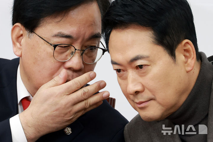 [서울=뉴시스] 고승민 기자 = 국민의힘 장동혁 대표와 송언석 원내대표가 19일 서울 여의도 국회에서 열린 최고위원회의에서 대화하고 있다. 2026.02.19. kkssmm99@newsis.com