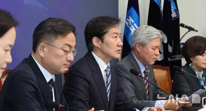 [서울=뉴시스] 김금보 기자 = 조국 조국혁신당 대표가 19일 오전 서울 여의도 국회에서 열린 최고위원회의에서 발언을 하고 있다. 2026.02.19. kgb@newsis.com