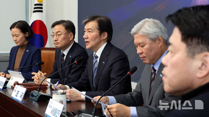 [서울=뉴시스] 김금보 기자 = 조국 조국혁신당 대표가 19일 오전 서울 여의도 국회에서 열린 최고위원회의에서 발언을 하고 있다. 2026.02.19. kgb@newsis.com