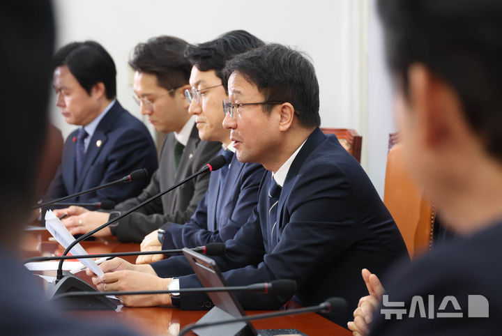 [서울=뉴시스] 조성봉 기자 = 한병도 더불어민주당 원내대표가 19일 오전 서울 여의도 국회에서 열린 정책조정회의에서 발언을 하고 있다. 2026.02.19. suncho21@newsis.com