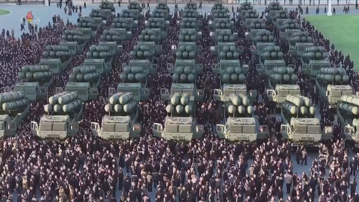 [서울=뉴시스] 북한 조선중앙TV는 김정은 국무위원장이 지난 18일 평양에서 열린 '600㎜대구경방사포 증정식'에 참석했다고 19일 보도했다.한미 군 당국은 북한의 600㎜초대형방사포(KN-25)를 단거리탄도미사일(SRBM)로 분류하고 있다. 이는 한반도 전역을 사정권에 두며, 북한은 전술 핵탄두를 탑재할 수 있다고 주장해왔다. (사진=조선중앙TV 캡처) 2026.02.19. photo@newsis.com *재판매 및 DB 금지