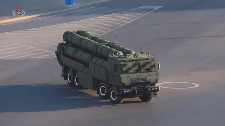 [서울=뉴시스] 북한 조선중앙TV는 김정은 국무위원장이 지난 18일 평양에서 열린 '600㎜대구경방사포 증정식'에 참석했다고 19일 보도했다.한미 군 당국은 북한의 600㎜초대형방사포(KN-25)를 단거리탄도미사일(SRBM)로 분류하고 있다. 이는 한반도 전역을 사정권에 두며, 북한은 전술 핵탄두를 탑재할 수 있다고 주장해왔다. 사진은 김 위원장이 방사포에 올라 운전하며 사열하는 모습. (사진=조선중앙TV 캡처) 2026.02.19. photo@newsis.com *재판매 및 DB 금지