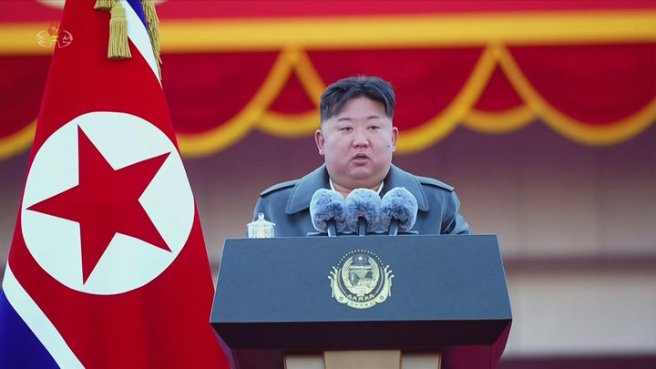 [서울=뉴시스] 북한 조선중앙TV는 김정은 국무위원장이 지난 18일 평양에서 열린 '600㎜대구경방사포 증정식'에 참석했다고 19일 보도했다.한미 군 당국은 북한의 600㎜초대형방사포(KN-25)를 단거리탄도미사일(SRBM)로 분류하고 있다. 이는 한반도 전역을 사정권에 두며, 북한은 전술 핵탄두를 탑재할 수 있다고 주장해왔다. (사진=조선중앙TV 캡처) 2026.02.19. photo@newsis.com *재판매 및 DB 금지