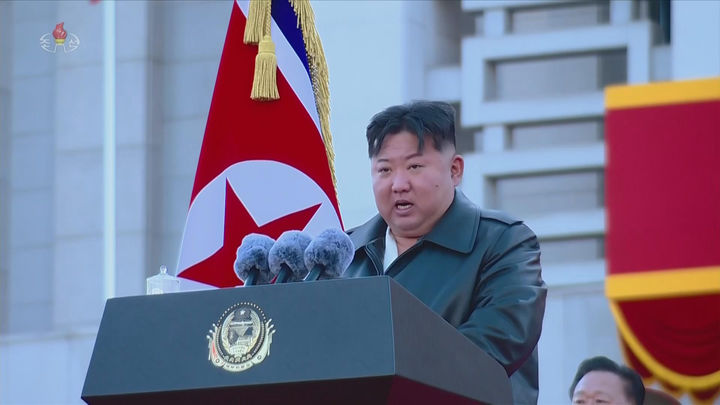 [서울=뉴시스] 북한 조선중앙TV는 김정은 국무위원장이 지난 18일 평양에서 열린 '600㎜대구경방사포 증정식'에 참석했다고 19일 보도했다. 한미 군 당국은 북한의 600㎜초대형방사포(KN-25)를 단거리탄도미사일(SRBM)로 분류하고 있다. 이는 한반도 전역을 사정권에 두며, 북한은 전술 핵탄두를 탑재할 수 있다고 주장해왔다. (사진=조선중앙TV 캡처) 2026.02.19. photo@newsis.com *재판매 및 DB 금지