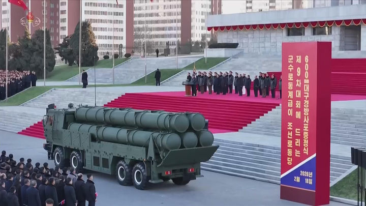 [서울=뉴시스] 북한 조선중앙TV는 김정은 국무위원장이 지난 18일 평양에서 열린 '600㎜대구경방사포 증정식'에 참석했다고 19일 보도했다.한미 군 당국은 북한의 600㎜초대형방사포(KN-25)를 단거리탄도미사일(SRBM)로 분류하고 있다. 이는 한반도 전역을 사정권에 두며, 북한은 전술 핵탄두를 탑재할 수 있다고 주장해왔다. (사진=조선중앙TV 캡처) 2026.02.19. photo@newsis.com *재판매 및 DB 금지