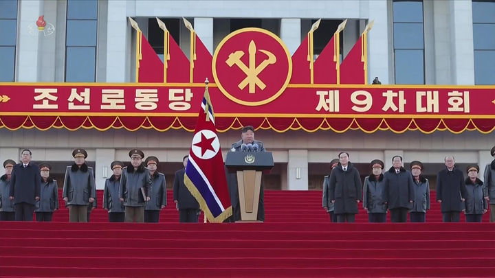 [서울=뉴시스] 북한 조선중앙TV는 김정은 국무위원장이 지난 18일 평양에서 열린 '600㎜대구경방사포 증정식'에 참석했다고 19일 보도했다.한미 군 당국은 북한의 600㎜초대형방사포(KN-25)를 단거리탄도미사일(SRBM)로 분류하고 있다. 이는 한반도 전역을 사정권에 두며, 북한은 전술 핵탄두를 탑재할 수 있다고 주장해왔다. (사진=조선중앙TV 캡처) 2026.02.19. photo@newsis.com *재판매 및 DB 금지