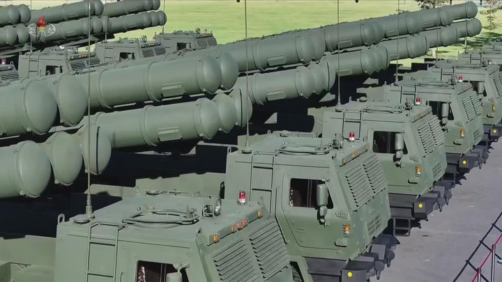 북한, 600mm 대구경방사포 증정식… 김정은 "초강력공격무기" [뉴시스Pic]