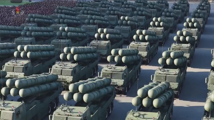 [서울=뉴시스] 북한 조선중앙TV는 김정은 국무위원장이 지난 18일 평양에서 열린 '600㎜대구경방사포 증정식'에 참석했다고 19일 보도했다.한미 군 당국은 북한의 600㎜초대형방사포(KN-25)를 단거리탄도미사일(SRBM)로 분류하고 있다. 이는 한반도 전역을 사정권에 두며, 북한은 전술 핵탄두를 탑재할 수 있다고 주장해왔다. (사진=조선중앙TV 캡처) 2026.02.19. photo@newsis.com *재판매 및 DB 금지