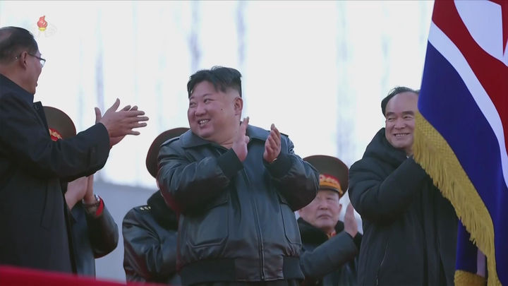 [서울=뉴시스] 북한 조선중앙TV는 김정은 국무위원장이 지난 18일 평양에서 열린 '600㎜대구경방사포 증정식'에 참석했다고 19일 보도했다.한미 군 당국은 북한의 600㎜초대형방사포(KN-25)를 단거리탄도미사일(SRBM)로 분류하고 있다. 이는 한반도 전역을 사정권에 두며, 북한은 전술 핵탄두를 탑재할 수 있다고 주장해왔다. (사진=조선중앙TV 캡처) 2026.02.19. photo@newsis.com *재판매 및 DB 금지