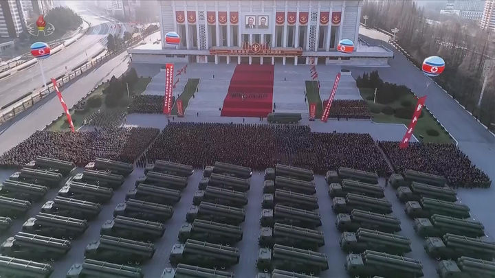 [서울=뉴시스] 북한 조선중앙TV는 김정은 국무위원장이 지난 18일 평양에서 열린 '600㎜대구경방사포 증정식'에 참석했다고 19일 보도했다.한미 군 당국은 북한의 600㎜초대형방사포(KN-25)를 단거리탄도미사일(SRBM)로 분류하고 있다. 이는 한반도 전역을 사정권에 두며, 북한은 전술 핵탄두를 탑재할 수 있다고 주장해왔다. (사진=조선중앙TV 캡처) 2026.02.19. photo@newsis.com *재판매 및 DB 금지