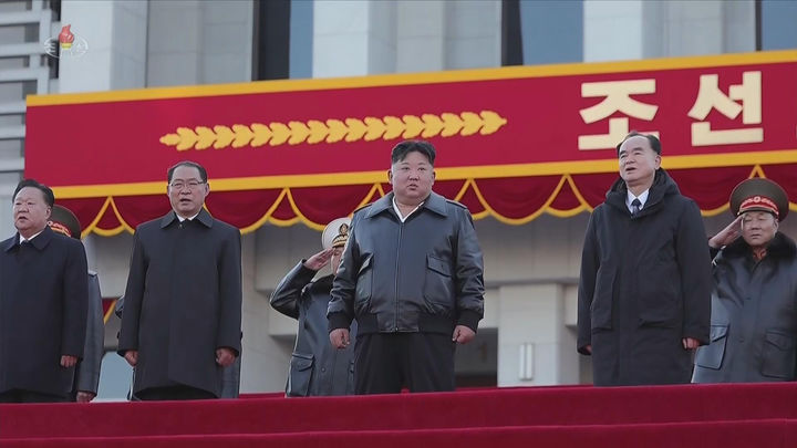 [서울=뉴시스] 북한 조선중앙TV는 김정은 국무위원장이 지난 18일 평양에서 열린 '600㎜대구경방사포 증정식'에 참석했다고 19일 보도했다.한미 군 당국은 북한의 600㎜초대형방사포(KN-25)를 단거리탄도미사일(SRBM)로 분류하고 있다. 이는 한반도 전역을 사정권에 두며, 북한은 전술 핵탄두를 탑재할 수 있다고 주장해왔다. (사진=조선중앙TV 캡처) 2026.02.19. photo@newsis.com *재판매 및 DB 금지