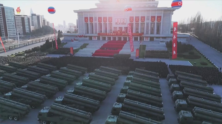 [서울=뉴시스] 북한 조선중앙TV는 김정은 국무위원장이 지난 18일 평양에서 열린 '600㎜대구경방사포 증정식'에 참석했다고 19일 보도했다.한미 군 당국은 북한의 600㎜초대형방사포(KN-25)를 단거리탄도미사일(SRBM)로 분류하고 있다. 이는 한반도 전역을 사정권에 두며, 북한은 전술 핵탄두를 탑재할 수 있다고 주장해왔다. (사진=조선중앙TV 캡처) 2026.02.19. photo@newsis.com *재판매 및 DB 금지