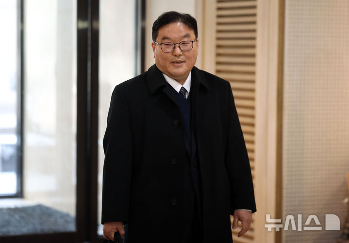 [서울=뉴시스] 김선웅 기자 = 쿠팡 사건을 무혐의 처분하도록 외압을 행사한 인물로 지목된 엄희준 광주고검 검사가 19일 서울 서초구 관봉권·쿠팡 특검 사무실에서 진행되는 직권남용권리행사방해 혐의 3차 피의자 조사에 출석하고 있다. 2026.02.19. mangusta@newsis.com