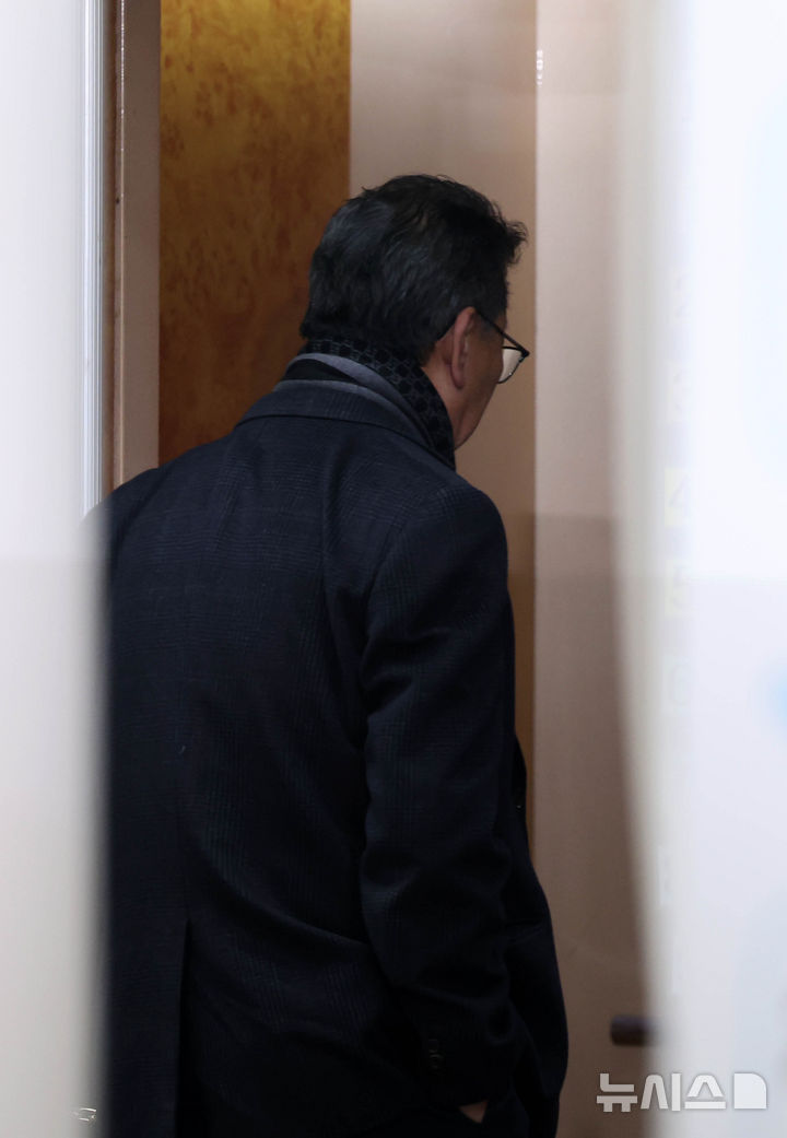 [서울=뉴시스] 배훈식 기자 = 인천 강화군 중증장애인 거주시설 '색동원' 시설장 김모 씨가 19일 오전 서울 서초구 중앙지방법원에서 열린 성폭력처벌법 위반(장애인 강간·강제추행) 및 장애인복지법 위반 혐의에 대한 구속 전 피의자 심문(영장실질심사)에 출석하고 있다. 2026.02.19. dahora83@newsis.com