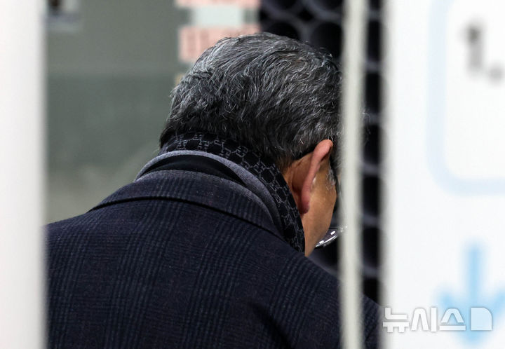 [서울=뉴시스] 배훈식 기자 = 인천 강화군 중증장애인 거주시설 '색동원' 시설장 김모 씨가 19일 오전 서울 서초구 중앙지방법원에서 열린 성폭력처벌법 위반(장애인 강간·강제추행) 및 장애인복지법 위반 혐의에 대한 구속 전 피의자 심문(영장실질심사)에 출석하고 있다. 2026.02.19. dahora83@newsis.com