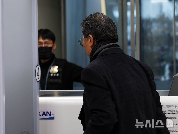 '색동원 성폭력·학대 의혹' 시설장·종사자 구속심사 출석