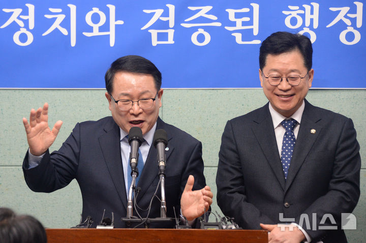 [전주=뉴시스] 김얼 기자 = 정헌율(왼쪽) 익산시장과 더불어민주당 안호영(완주군진안군무주군) 국회의원이 19일 전북 전주시 전북특별자치도의회 기자회견장에서 정책 연대 선언 기자회견을 열고 질의에 답변하고 있다. 2026.02.19. pmkeul@newsis.com