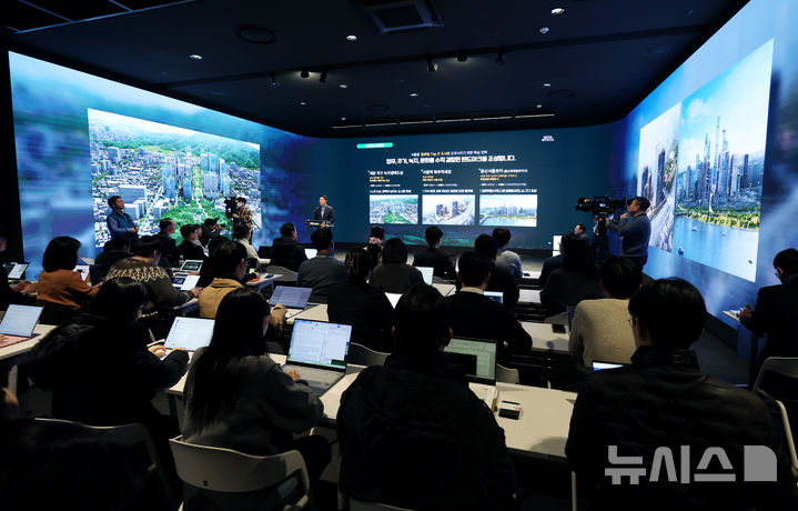 [서울=뉴시스] 김진아 기자 = 오세훈 서울시장이 19일 서울시청 서울갤러리 미래관에서 강남·북 균형발전을 실현하기 위한 '다시, 강북전성시대 2.0' 기자설명회를 하고 있다. '다시, 강북전성시대 2.0'은 재원 16조원(국고보조금·민간투자 6조원+시비 10조원)을 투자해 강북 지역 교통망을 확충하고 산업 거점을 조성해 도시 구조를 재편하는 사업이다. 2026.02.19. bluesoda@newsis.com