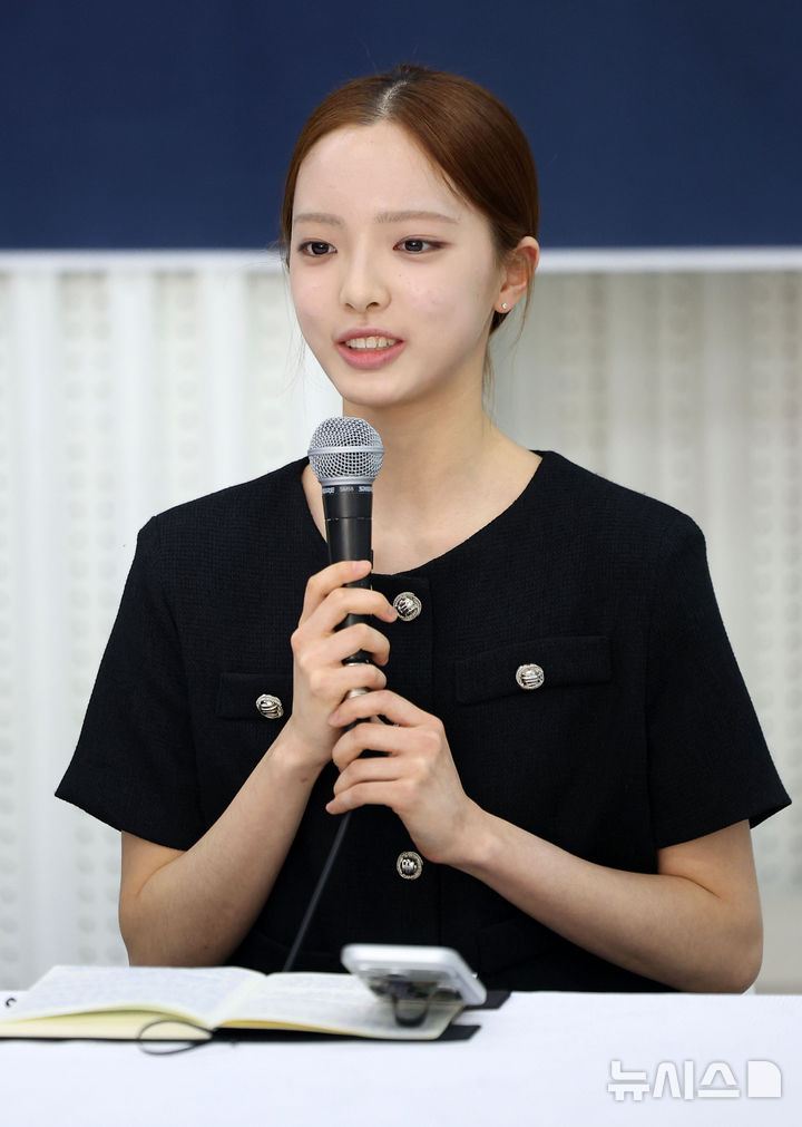 [서울=뉴시스] 김선웅 기자 = 제54회 스위스 로잔 국제 발레 콩쿠르(Prix de Lausanne)에서 전체 2위와 관객상을 수상한 발레리나 염다연(17)이 19일 서울 서초구 코리아유스발레스타즈에서 기자간담회를 하고 있다. 2026.02.19. mangusta@newsis.com