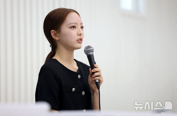 [서울=뉴시스] 김선웅 기자 = 제54회 스위스 로잔 국제 발레 콩쿠르(Prix de Lausanne)에서 전체 2위와 관객상을 수상한 발레리나 염다연(17)이 19일 서울 서초구 코리아유스발레스타즈에서 기자간담회를 하고 있다. 2026.02.19. mangusta@newsis.com